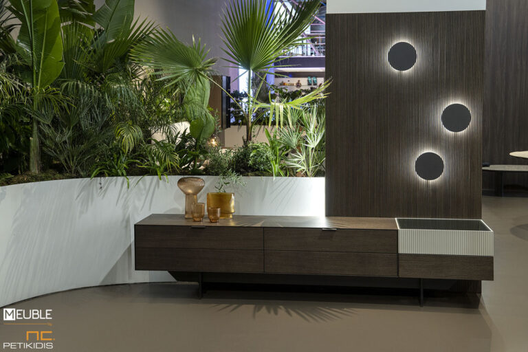 Σύνθεση Smooth από ξύλο δρυς, λεπτομέρειες λάκας και τζάμι. Αποτελείται από έπιπλο tv και διακοσμητική 'πλάτη' με πιχάκια από ξύλο δρυς και διακοσμητικούς φωτιζόμενους δίσκους σε βαφή λάκας. Μοντέρνο και Minimal. Διαθέτει μεγάλη ποικιλία συνδυασμών, διαστάσεων, χρωμάτων αλλά και στοιχείων που κάνουν κάθε τελικό αποτέλεσμα μοναδικό.