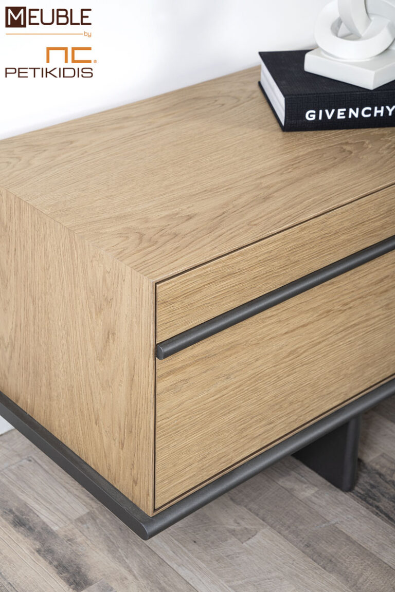 Σύνθεση Solid από ξύλο δρυς και λεπτομέρειες λάκας και κεραμικό υλικό. Διαθέτει αποθηκευτικούς χώρους και μπορεί να παραχθεί σε μεγάλη ποικιλία χρωμάτων και διαστάσεων.