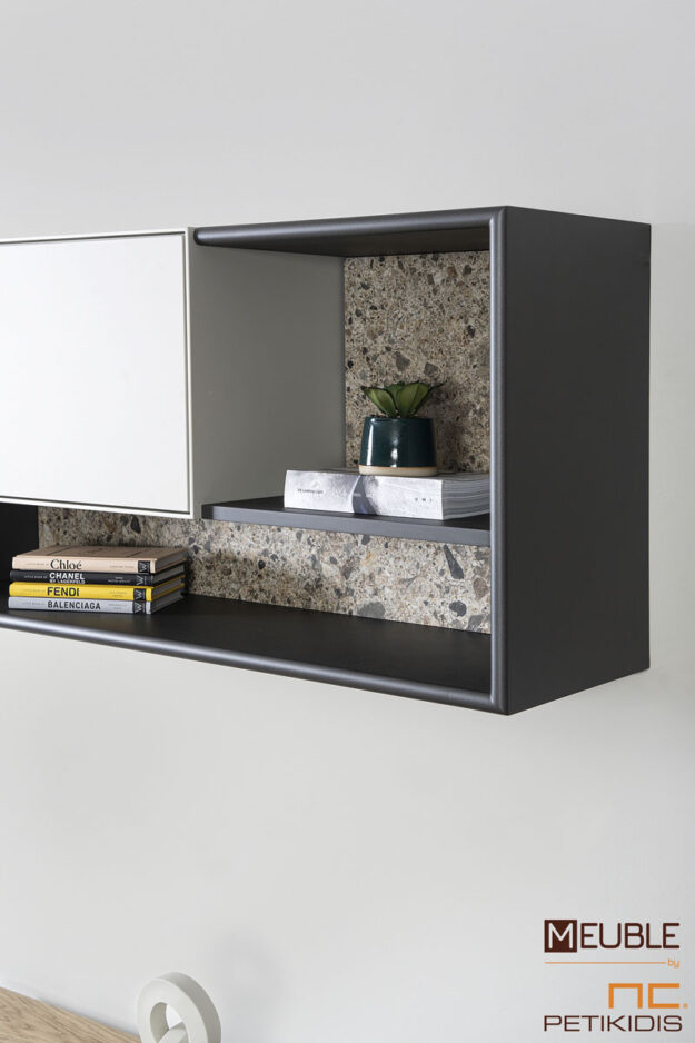 Σύνθεση Solid από ξύλο δρυς και λεπτομέρειες λάκας και κεραμικό υλικό. Διαθέτει αποθηκευτικούς χώρους και μπορεί να παραχθεί σε μεγάλη ποικιλία χρωμάτων και διαστάσεων.