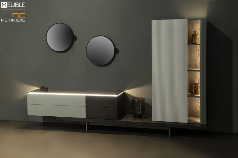 Σύνθεση τοίχου Tender από ξύλο δρυς και λεπτομέρειες λάκας. Διαθέτει συρτάρια , ντουλάπι και ράφια. Προαιρετικός φωτισμός. Διατίθεται σε μεγάλη ποικιλία διαστάσεων και χρωμάτων.