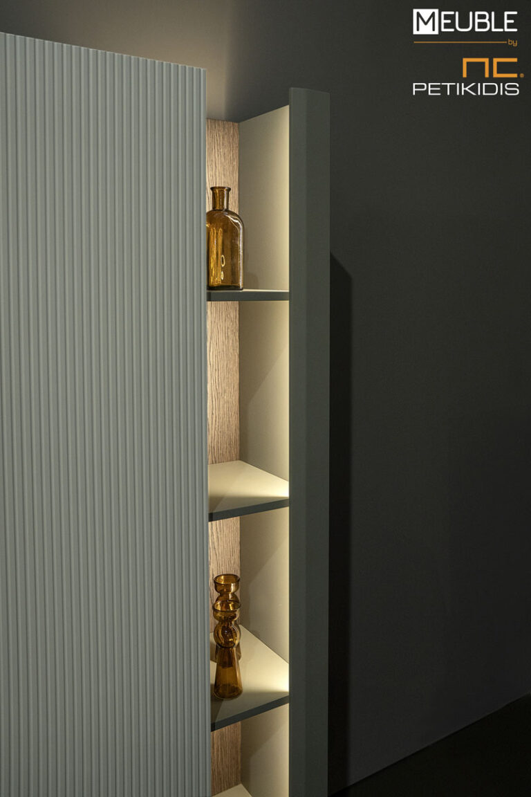 Σύνθεση τοίχου Tender από ξύλο δρυς και λεπτομέρειες λάκας. Διαθέτει συρτάρια , ντουλάπι και ράφια. Προαιρετικός φωτισμός. Διατίθεται σε μεγάλη ποικιλία διαστάσεων και χρωμάτων.