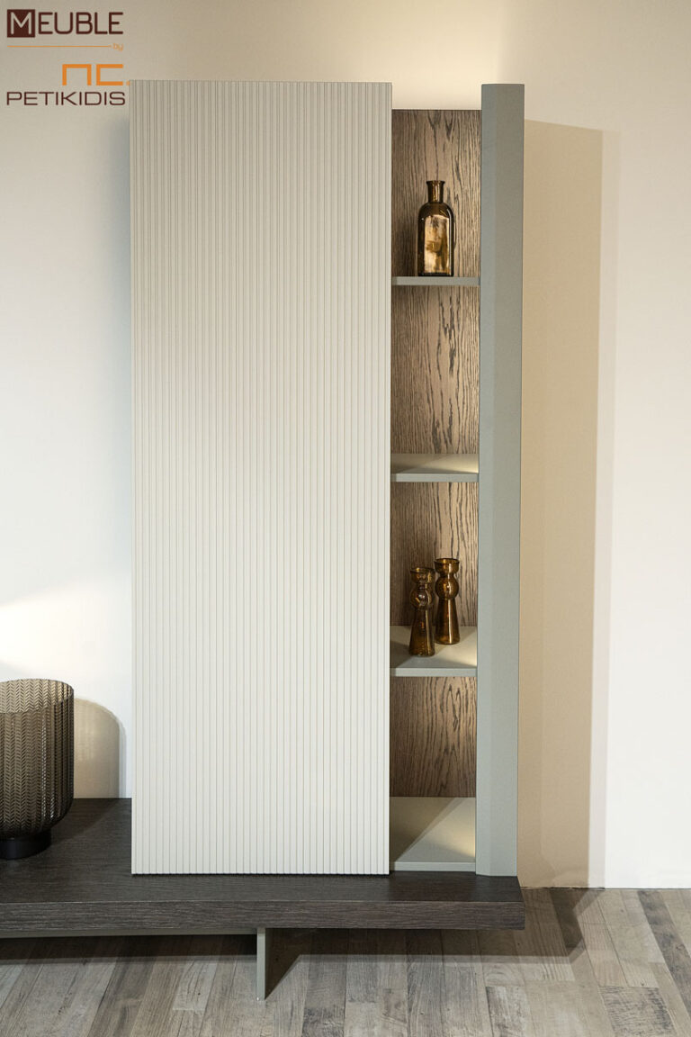 Σύνθεση τοίχου Tender από ξύλο δρυς και λεπτομέρειες λάκας. Διαθέτει συρτάρια , ντουλάπι και ράφια. Προαιρετικός φωτισμός. Διατίθεται σε μεγάλη ποικιλία διαστάσεων και χρωμάτων.