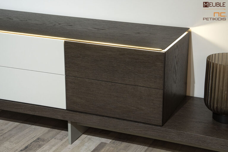 Σύνθεση τοίχου Tender από ξύλο δρυς και λεπτομέρειες λάκας. Διαθέτει συρτάρια , ντουλάπι και ράφια. Προαιρετικός φωτισμός. Διατίθεται σε μεγάλη ποικιλία διαστάσεων και χρωμάτων.