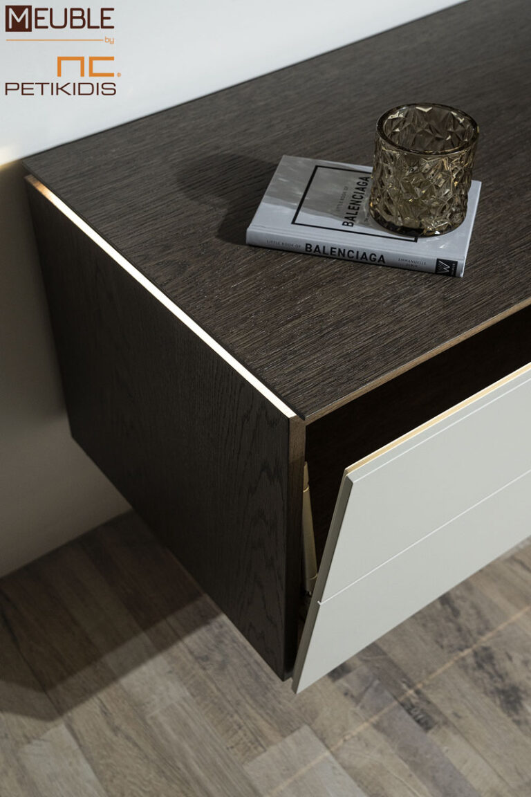 Σύνθεση τοίχου Tender από ξύλο δρυς και λεπτομέρειες λάκας. Διαθέτει συρτάρια , ντουλάπι και ράφια. Προαιρετικός φωτισμός. Διατίθεται σε μεγάλη ποικιλία διαστάσεων και χρωμάτων.