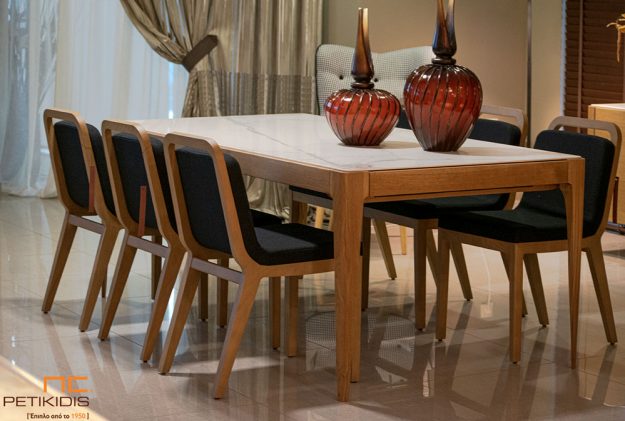 Κλασική Τραπεζαρία Τραπέζι Berlin με ξύλο δρυς ρουστίκ και κεραμικό υλικό στο καπάκι. Το τραπέζι διαθέτει δυνατότητα προέκτασης. Οι καρέκλες Irene σε μασίφ ξύλο δρυς και ύφασμα αλέκιαστο αδιάβροχο. Minimal μοντέρνα γραμμή με sixty's διάθεση.