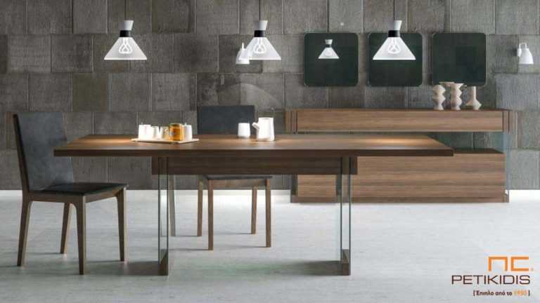 Τραπεζαρία Decor με καπάκι από ξύλο καρυδιάς και πόδια από άθραυστα κρύσταλλα.