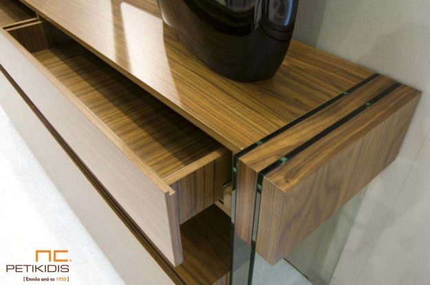 Κλασική Τραπεζαρία Τραπεζαρία Decor με καπάκι από ξύλο καρυδιάς και πόδια από άθραυστα κρύσταλλα.Λεπτομέρεια μπουφέ.