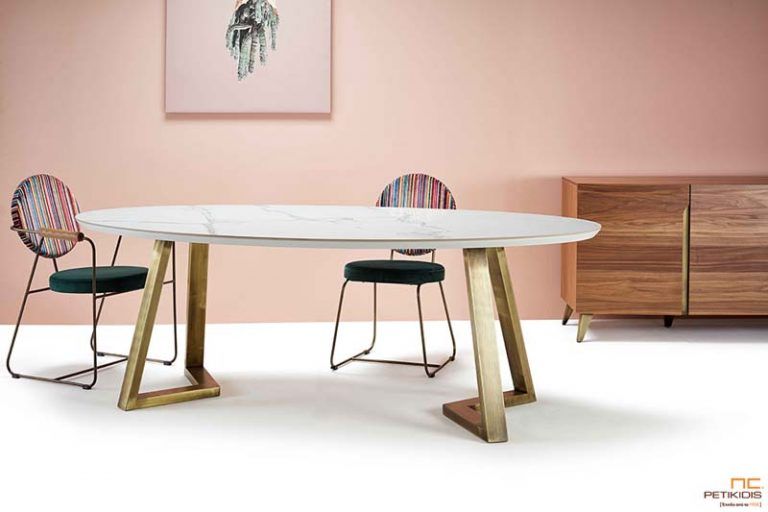 Τραπεζαρία Dexter με οβάλ κεραμικό καπάκι και μεταλλικά μπρονζέ πόδια. Καρέκλες Lord με μεταλλική μπρονζέ βάση και βελούδινο ύφασμα.