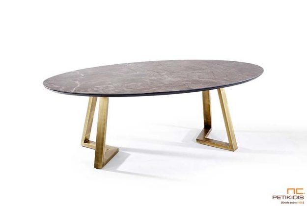 Τραπεζαρία Dexter με οβάλ κεραμικό καπάκι και μεταλλικά μπρονζέ πόδια.