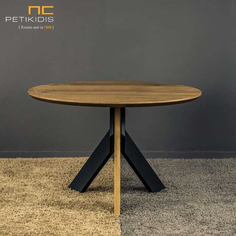 Τραπέζι ροτόντα Flex από ξύλο ρουστίκ δρυς με λεπτομέρειες στα πόδια λάκα. Λεπτομέρεια ποδιών.