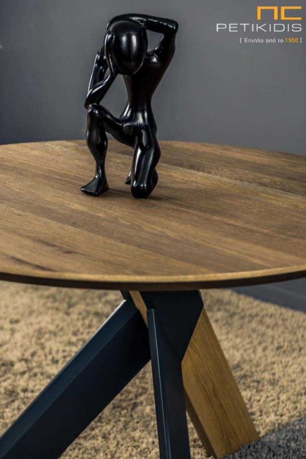 Τραπέζι ροτόντα Flex από ξύλο ρουστίκ δρυς με λεπτομέρειες στα πόδια λάκα. Λεπτομέρεια ποδιών.