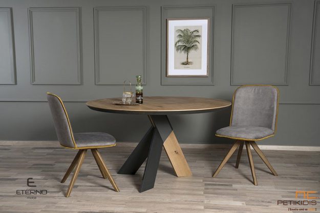 Τραπέζι ροτόντα Flex από ξύλο ρουστίκ δρυς με λεπτομέρειες στα πόδια λάκα. Καρέκλα Libre με ύφασμα αλέκιαστο και αδιάβροχο.