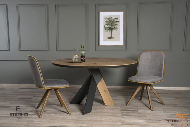 Τραπέζι ροτόντα Flex από ξύλο ρουστίκ δρυς με λεπτομέρειες στα πόδια λάκα. Καρέκλα Libre με ύφασμα αλέκιαστο και αδιάβροχο.