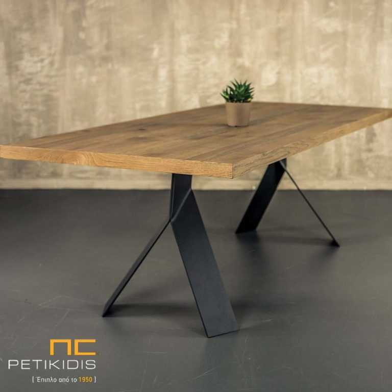 Τραπέζι Joy με καπάκι από ξύλο δρυς ρουστίκ και μεταλλικά πόδια.