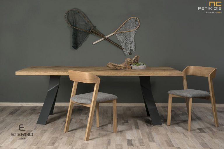 Τραπέζι Joy με καπάκι από ξύλο δρυς και μεταλλικά πόδια.Καρέκλες από ξύλο δρυς Happy.