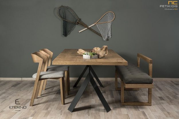 Τραπέζι Joy με καπάκι από ξύλο δρυς και μεταλλικά πόδια.Καρέκλες από ξύλο δρυς Happy και πάγκος Joy με ύφασμα αλέκιαστο και αδιάβροχο.