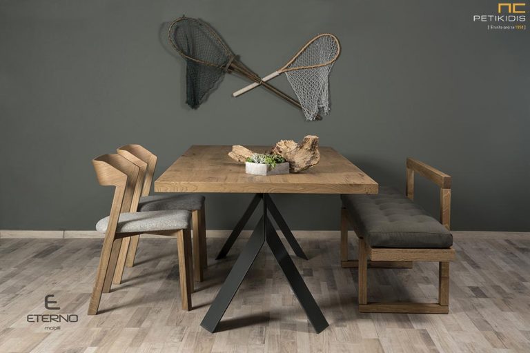 Τραπέζι Joy με καπάκι από ξύλο δρυς και μεταλλικά πόδια.Καρέκλες από ξύλο δρυς Happy και πάγκος Joy με ύφασμα αλέκιαστο και αδιάβροχο.