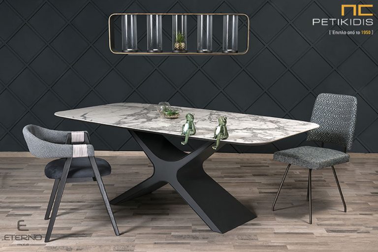 Τραπεζαρία More με συνδυασμό κεραμικού υλικού στο καπάκι και μεταλλική βάση. Minimal και industrial style και συνδυασμό σύγχρονων υλικών. Καρέκλα More με μεταλλική βάση και καρεκλοπολυθρόνα Rubic με αλέκιαστο αδιάβροχο ύφασμα.