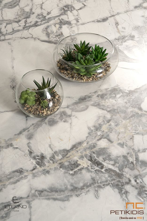 Τραπεζαρία More με συνδυασμό κεραμικού υλικού στο καπάκι και μεταλλική βάση. Minimal και industrial style και συνδυασμό σύγχρονων υλικών. Λεπτομέρεια κεραμικού υλικού.