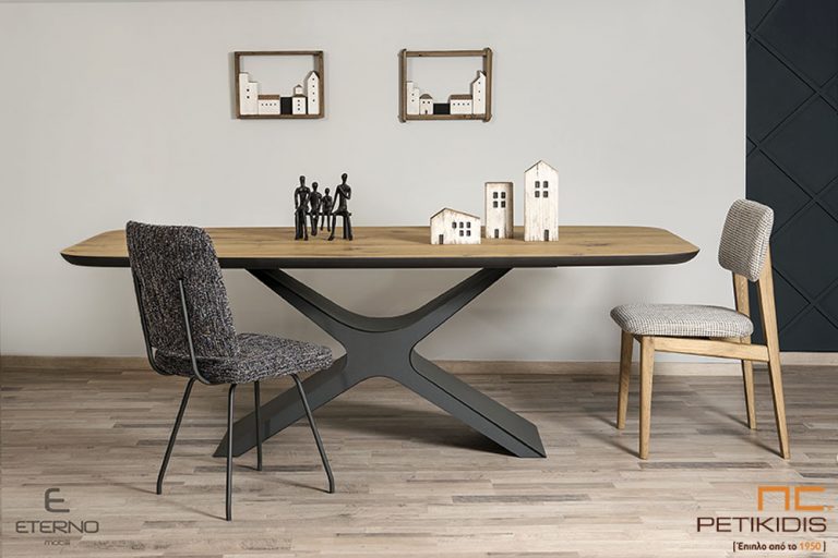 Τραπεζαρία More με συνδυασμό ρουστίκ ξύλου δρυς στο καπάκι και μεταλλική βάση. Rustik και industrial style και συνδυασμό σύγχρονων υλικών. Καρέκλα More με μεταλλική βάση και καρέκλα Touch με ξύλινη βάση και αλέκιαστο αδιάβροχο ύφασμα.