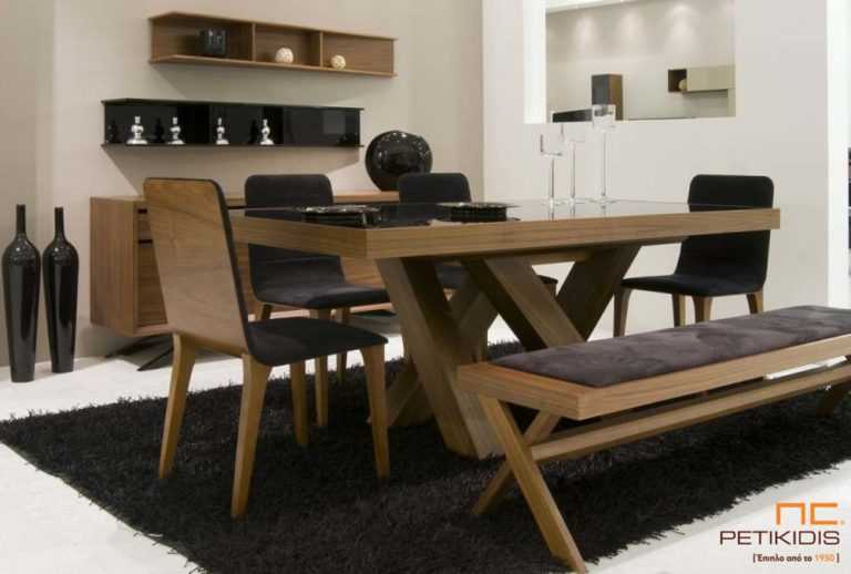 Τραπεζαρία Pass από ξύλο καρυδιάς με γυαλί στο καπάκι. Το τραπέζι διαθέτει προέκταση και από τις δύο πλευρές του με κεντρική δάση. Καρέκλες Νο150 σε ύφασμα αλέκιαστο και αδιάβροχο και πάγκος Pass.