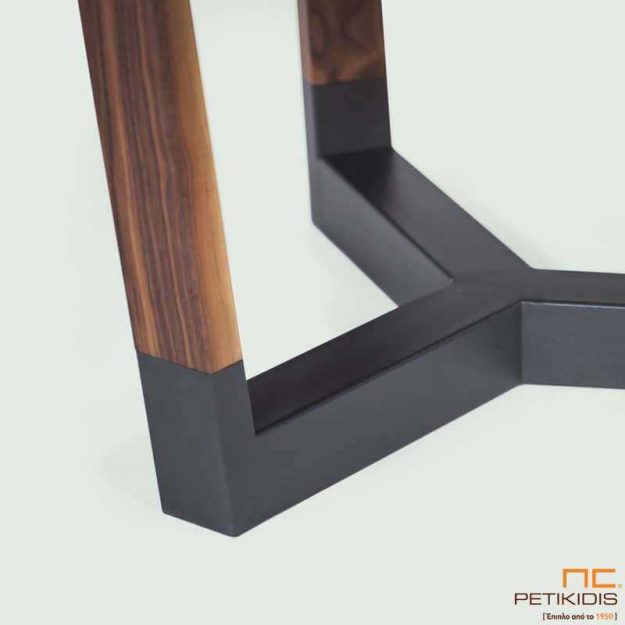 Τραπέζι Sito T154 ροτόντα σε ξύλο καρυδιάς και λεπτομέρειες λάκας στη βάση. Λεπτομέρεια.