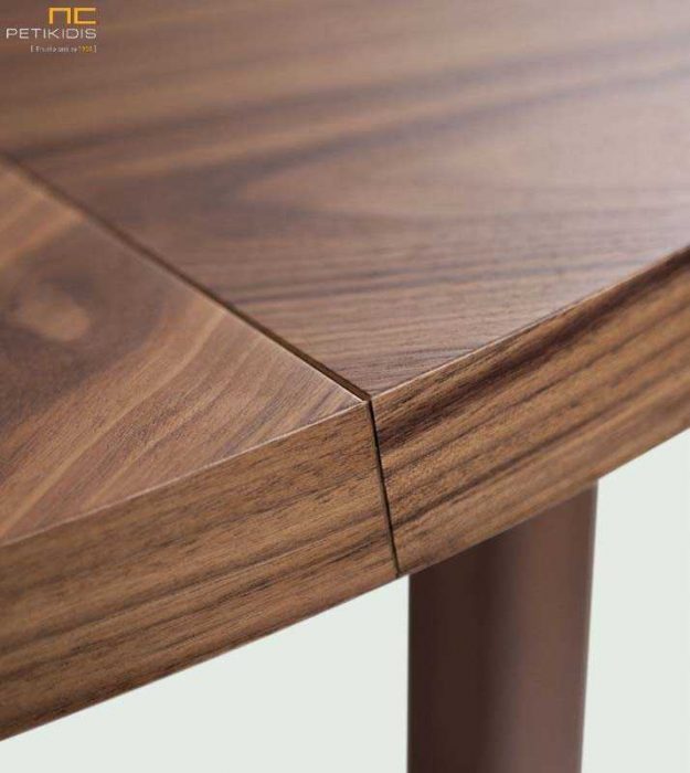 Τραπέζι Sito T154 ροτόντα σε ξύλο καρυδιάς και λεπτομέρειες λάκας στη βάση. Λεπτομέρεια.