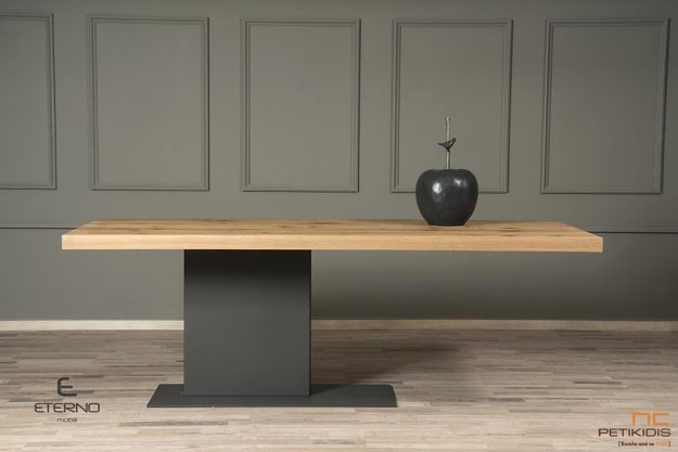 Τραπέζι Wood από δρυς ρουστίκ και κεντρικό πόδι από λάκα ματ. Διαθέτει δυνατότητα προέκτασης.