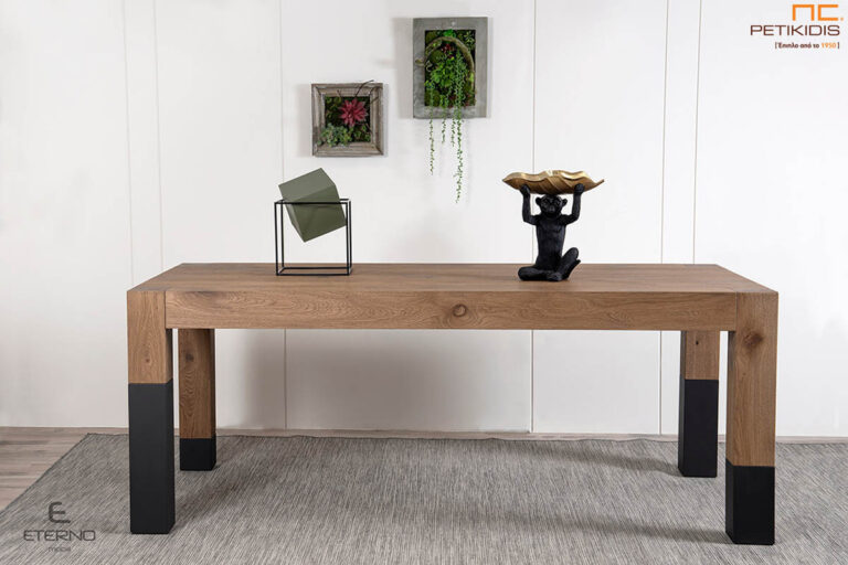 Τραπέζι Box με ρουστίκ δρυς ξύλο και λεπτομέρειες γκοφρέ λάκα. Μοντέρνος και minimal σχεδιασμός ταιριάζει με πολλά στυλ. Διαθέτει προαιρετική προέκταση και παράγεται σε μεγάλη ποικιλία χρωμάτων και διαστάσεων.