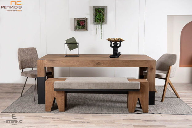 Τραπέζι Box με ρουστίκ δρυς ξύλο και λεπτομέρειες γκοφρέ λάκα. Μοντέρνος και minimal σχεδιασμός ταιριάζει με πολλά στυλ. Διαθέτει προαιρετική προέκταση και παράγεται σε μεγάλη ποικιλία χρωμάτων και διαστάσεων.