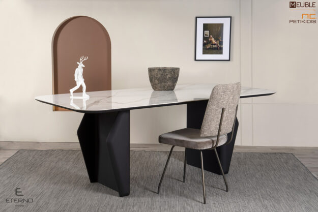 Tραπέζι Desire ίσιο με στρογγυλεμένες γωνίες, κατασκευασμένο με κεραμικό καπάκι και η βάση του σε λάκα. Διαθέτει δυνατότητα προέκτασης. Καρέκλα More με αλέκιαστο και αδιάβροχο ύφασμα. Λεπτομέρεια βάσης.