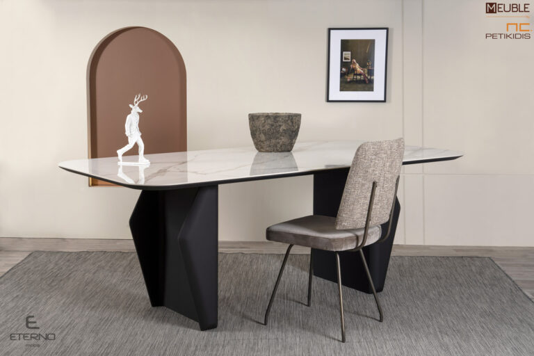 Tραπέζι Desire ίσιο με στρογγυλεμένες γωνίες, κατασκευασμένο με κεραμικό καπάκι και η βάση του σε λάκα. Διαθέτει δυνατότητα προέκτασης. Καρέκλα More με αλέκιαστο και αδιάβροχο ύφασμα. Λεπτομέρεια βάσης.