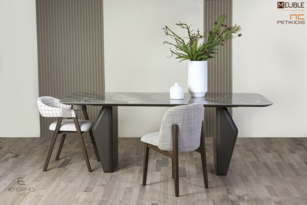 Tραπέζι Desire ίσιο με στρογγυλεμένες γωνίες, κατασκευασμένο με κεραμικό καπάκι και η βάση του σε λάκα. Διαθέτει δυνατότητα προέκτασης. Καρεκλοπολυθρόνα Rubic και καρέκλα Club με αλέκιαστο και αδιάβροχο ύφασμα.