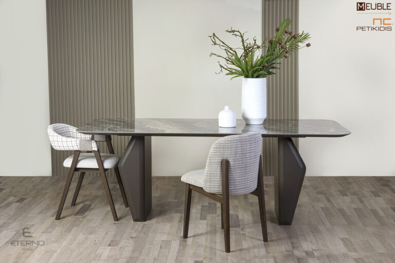 Tραπέζι Desire ίσιο με στρογγυλεμένες γωνίες, κατασκευασμένο με κεραμικό καπάκι και η βάση του σε λάκα. Διαθέτει δυνατότητα προέκτασης. Καρεκλοπολυθρόνα Rubic και καρέκλα Club με αλέκιαστο και αδιάβροχο ύφασμα.