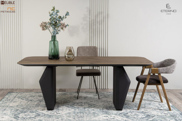 Tραπέζι Desire ίσιο με στρογγυλεμένες γωνίες, κατασκευασμένο με ξύλο δρυς ρουστίκ και η βάση του σε λάκα. Διαθέτει δυνατότητα προέκτασης. Καρεκλοπολυθρόνα Rubic και καρέκλα More με αλέκιαστο και αδιάβροχο ύφασμα.