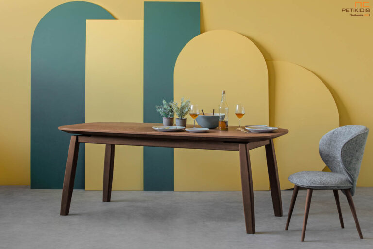 Η τραπεζαρία Gallo αναδεικνύει την φυσική ομορφιά του ξύλου. Με οβάλ στοιχεία στο σχεδιασμό του καπακιού αλλά και της βάσης, δημιουργεί ένα σταθερό αλλά και μοντέρνο αποτέλεσμα που αναδεικνύει την φυσικότητα των υλικών του.