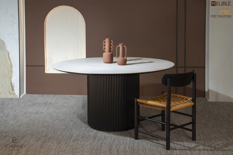 H ροτόντα Icon με τις γραμμωτές λεπτομέρειες στη βάση και την επιφάνεια από κεραμικό υλικό θα δημιουργήσει έναν χώρο που θα εκπέμπει πολυτέλεια και κομψότητα.