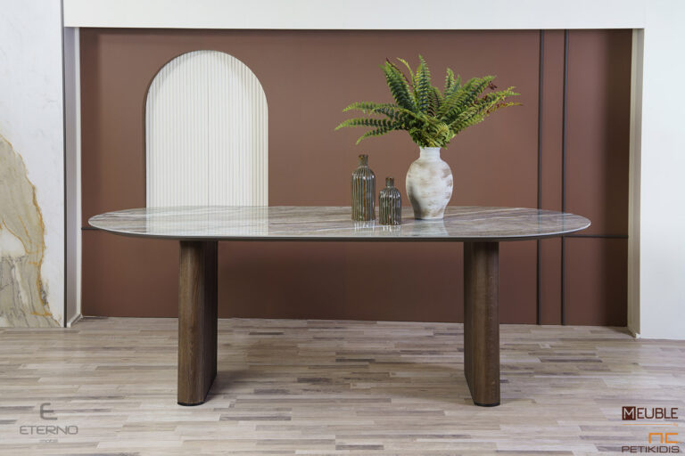 Η τραπεζαρία Icon αναδεικνύει την κεραμική επιφάνεια και τη φυσική ομορφιά του ξύλου. Με οβάλ στοιχεία στο σχεδιασμό του καπακιού αλλά και της βάσης, δημιουργεί ένα σταθερό αλλά και μοντέρνο αποτέλεσμα που αναδεικνύει την φυσικότητα των υλικών του. Δεν διαθέτει προέκταση.