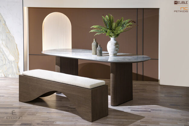 Η τραπεζαρία Icon αναδεικνύει την κεραμική επιφάνεια και τη φυσική ομορφιά του ξύλου. Με οβάλ στοιχεία στο σχεδιασμό του καπακιού αλλά και της βάσης. Δεν διαθέτει προέκταση. Συνδυασμένο με τον πάγκο Smooth κατασκευασμένος από ξύλο δρυς ρουστίκ, με μαξιλάρι στο κάθισμά του ντυμένο με αδιάβροχο και αλέκιαστο ύφασμα.