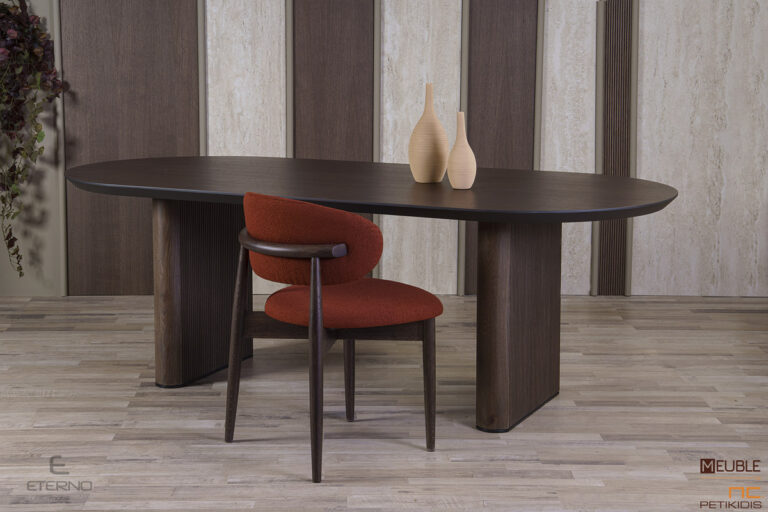 Η τραπεζαρία Icon αναδεικνύει τη φυσική ομορφιά του ξύλου. Με οβάλ στοιχεία στο σχεδιασμό του καπακιού αλλά και της βάσης, δημιουργεί ένα σταθερό αλλά και μοντέρνο αποτέλεσμα που αναδεικνύει την φυσικότητα των υλικών του. Δεν διαθέτει προέκταση. Καρέκλα Tender με αλέκιαστο και αδιάβροχο ύφασμα.