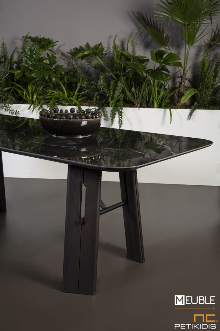 Τραπέζι Loft με κεραμικό, λάκα και μεταλλική λεπτομέρεια. Μοντέρνα γραμμή ιδανικό για μικρούς χώρους διατίθεται σε μεγάλη ποικιλία χρωμάτων και διαστάσεων.