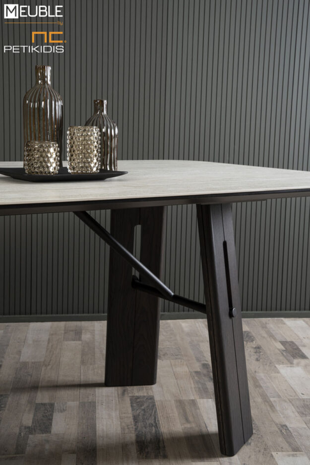 Τραπέζι Loft με κεραμικό, λάκα και μεταλλική λεπτομέρεια. Μοντέρνα γραμμή ιδανικό για μικρούς χώρους διατίθεται σε μεγάλη ποικιλία χρωμάτων και διαστάσεων.