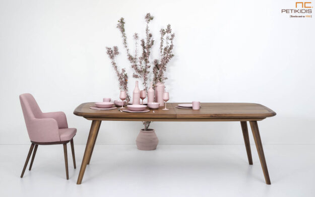 Η ανοιγόμενη τραπεζαρία Olito, ακολουθεί την γραμμή σχεδίασης της Ο collection. Η ποιοτική κατασκευή και ο πραγματικά σύγχρονος σχεδιασμός αναδεικνύουν ένα τραπέζι για κάθε χώρο που θέλει να προσθέσει minimal στοιχεία στον χώρο. Οι λεπτές γραμμές και η υπέροχες καμπύλες δημιουργούν μία οικεία αίσθηση και φυσικά υλικά όπως η Αμερικάνικη καρυδιά τις αναδεικνύουν με τον καλύτερο τρόπο. Είναι κατάλληλη για οικιακή και επαγγελματική χρήση.