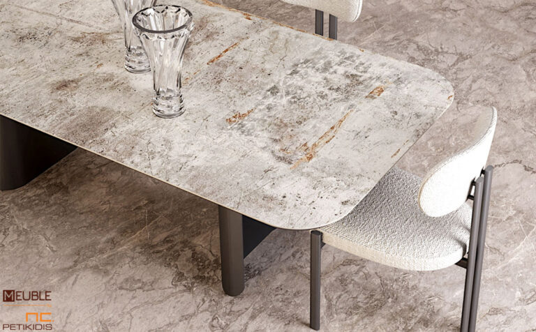 Τραπέζι Riva σχεδιασμένο σε μοντέρνα γραμμή συνδυάζοντας το χρωματιστό μέταλλο στα πόδια και τη λάκα με το κεραμικό υλικό στο καπάκι. Διατίθεται σε ποικιλία χρωμάτων. Λεπτομέρεια.