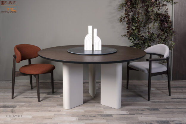 H Smooth είναι μία επεκτεινόμενη στρογγυλή τραπεζαρία (ροτόντα) με εντυπωσιακή βάση σε λάκα και έξτρα σερβιτόρο σε κεραμικό. Διατίθεται και όλο με κεραμική επιφάνεια αντί του δρύινου ξύλου. Μία κομψή, ανθεκτική κατασκευή με διαχρονικό design, κατάλληλη για κάθε χώρο. Καρέκλα Tender ντυμένη με αδιάβροχο και αλέκιαστο ύφασμα σε καφέ τόνους.