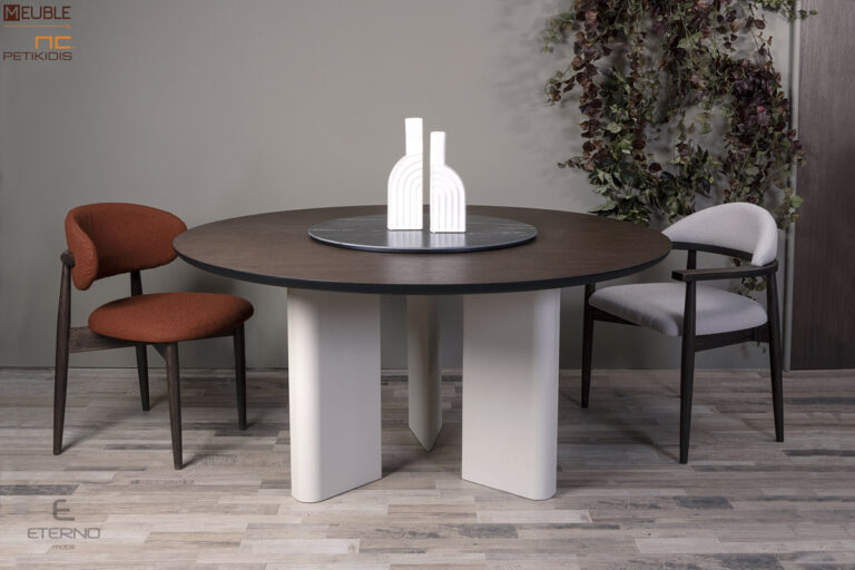 H Smooth είναι μία επεκτεινόμενη στρογγυλή τραπεζαρία (ροτόντα) με εντυπωσιακή βάση σε λάκα και έξτρα σερβιτόρο σε κεραμικό. Διατίθεται και όλο με κεραμική επιφάνεια αντί του δρύινου ξύλου. Μία κομψή, ανθεκτική κατασκευή με διαχρονικό design, κατάλληλη για κάθε χώρο. Καρέκλα Tender ντυμένη με αδιάβροχο και αλέκιαστο ύφασμα σε καφέ τόνους.