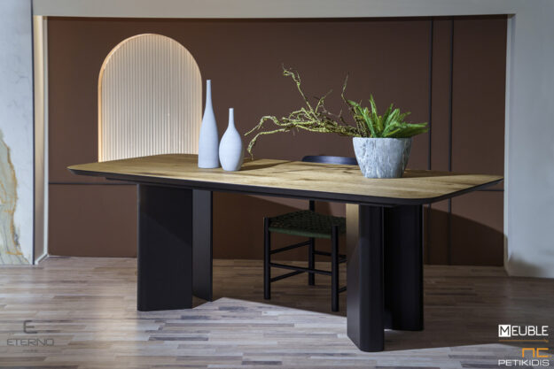 Λεπτομέρεια τραπεζιού Smooth ίσιο με στρογγυλεμένες γωνίες, κατασκευασμένο με ξύλο δρυς ρουστίκ στο καπάκι και η βάση του σε λάκα. Διαθέτει δυνατότητα προέκτασης. Καρέκλα Old από ξύλο δρυς με πλεκτό κορδόνι στο κάθισμά της.