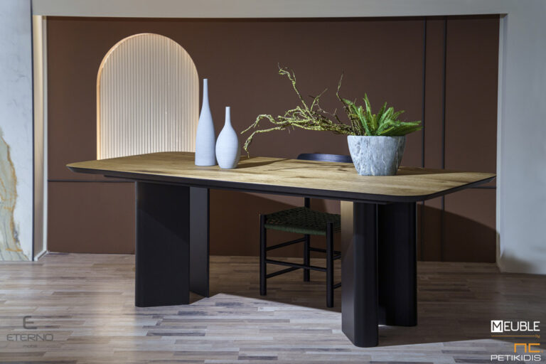 Λεπτομέρεια τραπεζιού Smooth ίσιο με στρογγυλεμένες γωνίες, κατασκευασμένο με ξύλο δρυς ρουστίκ στο καπάκι και η βάση του σε λάκα. Διαθέτει δυνατότητα προέκτασης. Καρέκλα Old από ξύλο δρυς με πλεκτό κορδόνι στο κάθισμά της.