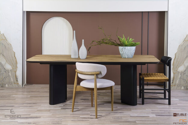 Tραπέζι Smooth ίσιο με στρογγυλεμένες γωνίες, κατασκευασμένο με ξύλο δρυς ρουστίκ στο καπάκι και η βάση του σε λάκα. Διαθέτει δυνατότητα προέκτασης. Καρέκλα Tender με αλέκιαστο και αδιάβροχο ύφασμα και καρέκλα Old από ξύλο δρυς με πλεκτό κορδόνι στο κάθισμά της.