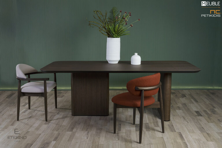 Τραπέζι Split με το καπάκι και τα πόδια σε δρυς. Εντυπωσιακός και μοντέρνος σχεδιασμός, με δυνατότητα προέκτασης. Καρέκλα Tender και καρεκλοπολυθρόνα Ambient ντυμένες με αδιάβροχο και αλέκιαστο ύφασμα.